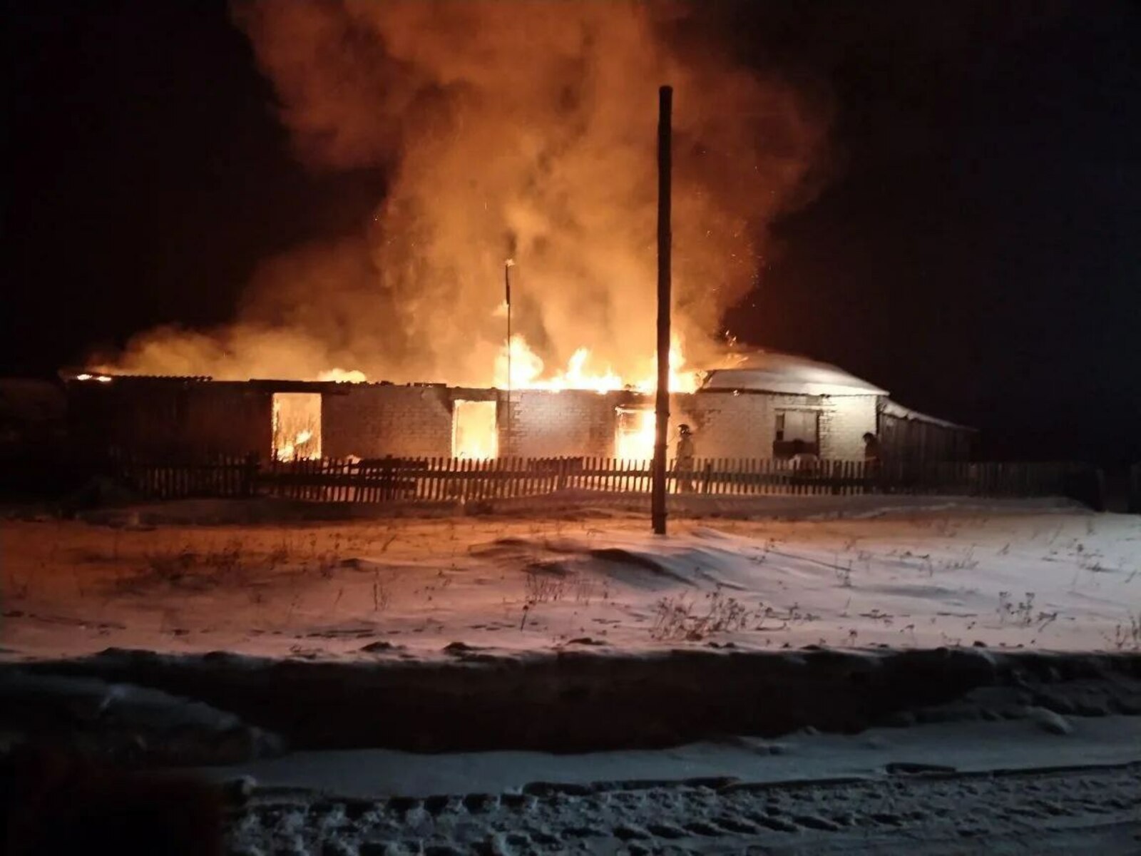 В Башкирии в деревне Аксарово сегодня ночью горел кирпичный 4-квартирный дом