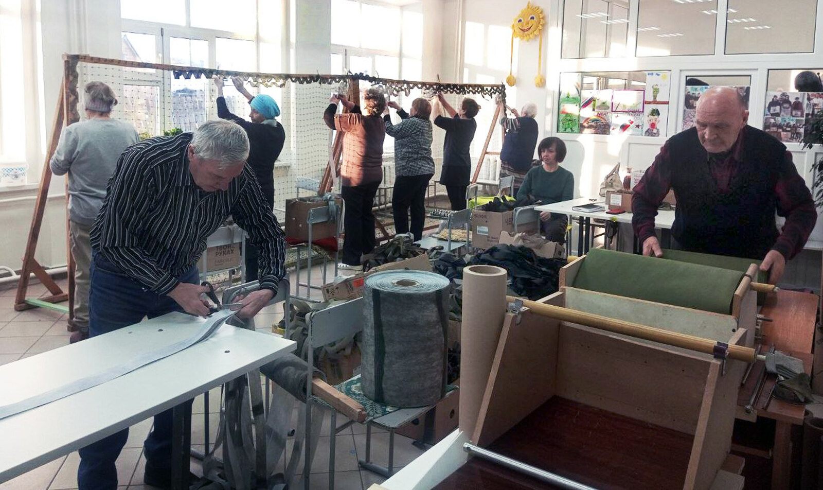 Сотрудники редакции газеты «Куюргаза» учились плести масксети у волонтёров