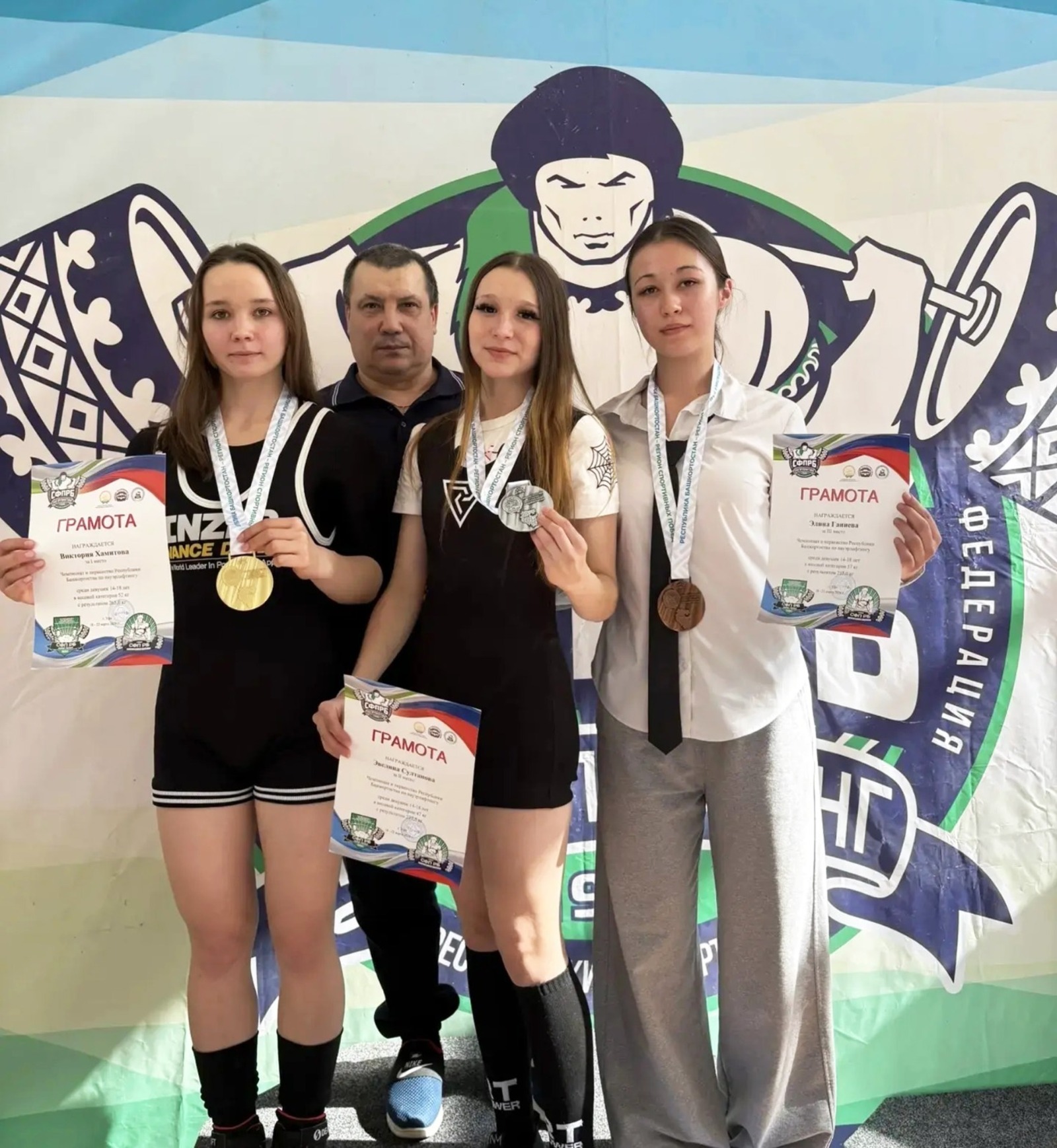 Тренер-преподаватель спортшколы «Сокол» Алексей Веселов гордится своими ученицами. Вика Хамитова, Эвелина Султаноа и Элина Ганиева в очередной раз доказали, что большой вес по силам хрупким девушкам.