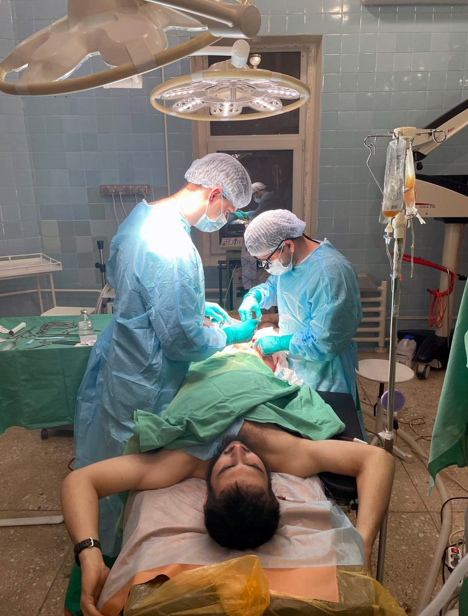 Хирурги севастопольского госпиталя самоотверженно борются за жизнь наших ребят.