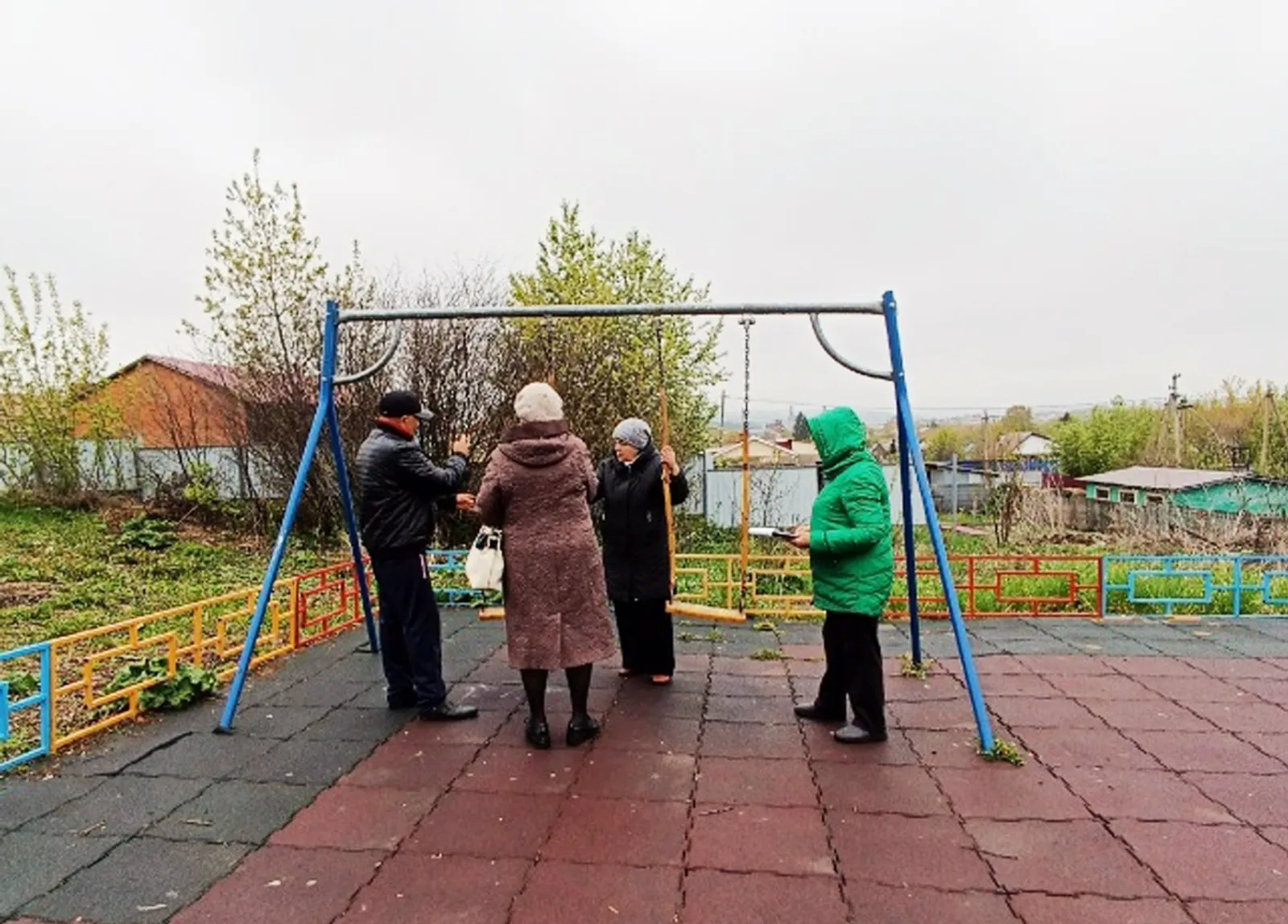 Качели надо или ремонтировать, или демонтировать.