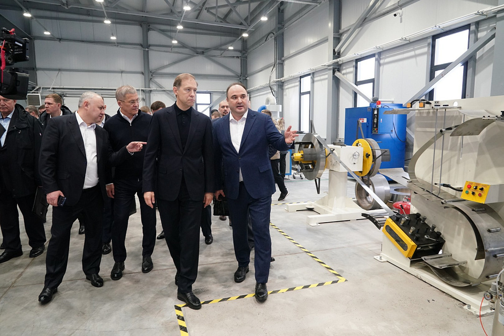 Радий Хабиров и Денис Мантуров посетили инновационные промпредприятия Башкирии