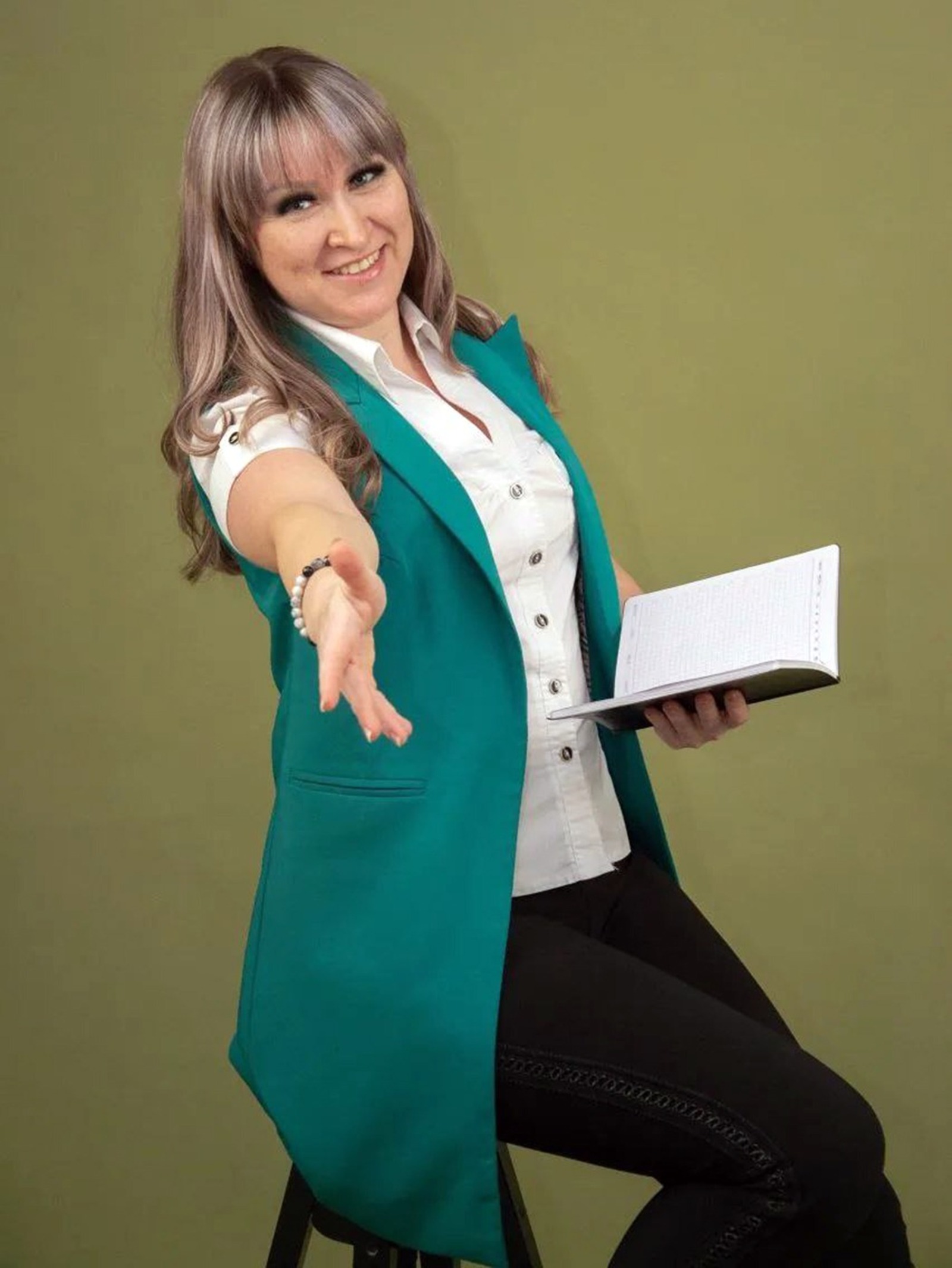 Креативный воспитатель идёт в ногу со временем и своим творчеством увлекает коллег.