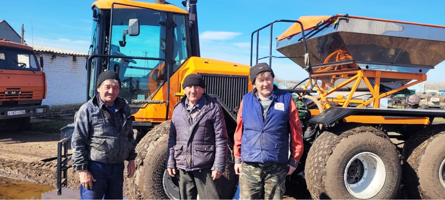 Рафиса Бусканова  Ударно трудятся на полях в Нижнем Бабаларово работники СПК «Искра» Фанит Валеев, Фанир Галимов и Азат Ишкинин.