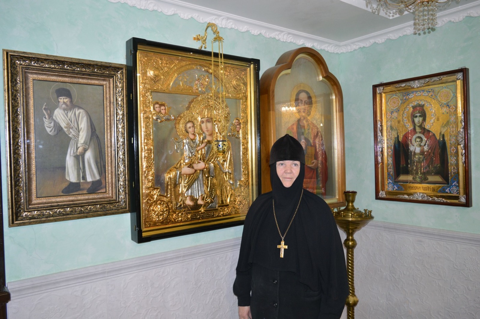 «Главное для нас сегодня – нести людям радость и свет Христов», - считает настоятельница Марфо-Мариинского монастыря игуменья Серафима.