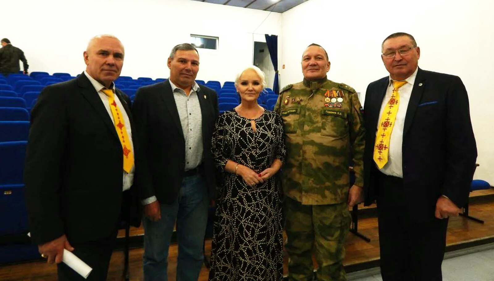 из личного архива Анатолия Ефремова  Анатолий Ефремов, делегат от Куюргазинского района (первый справа) с участниками конференции.