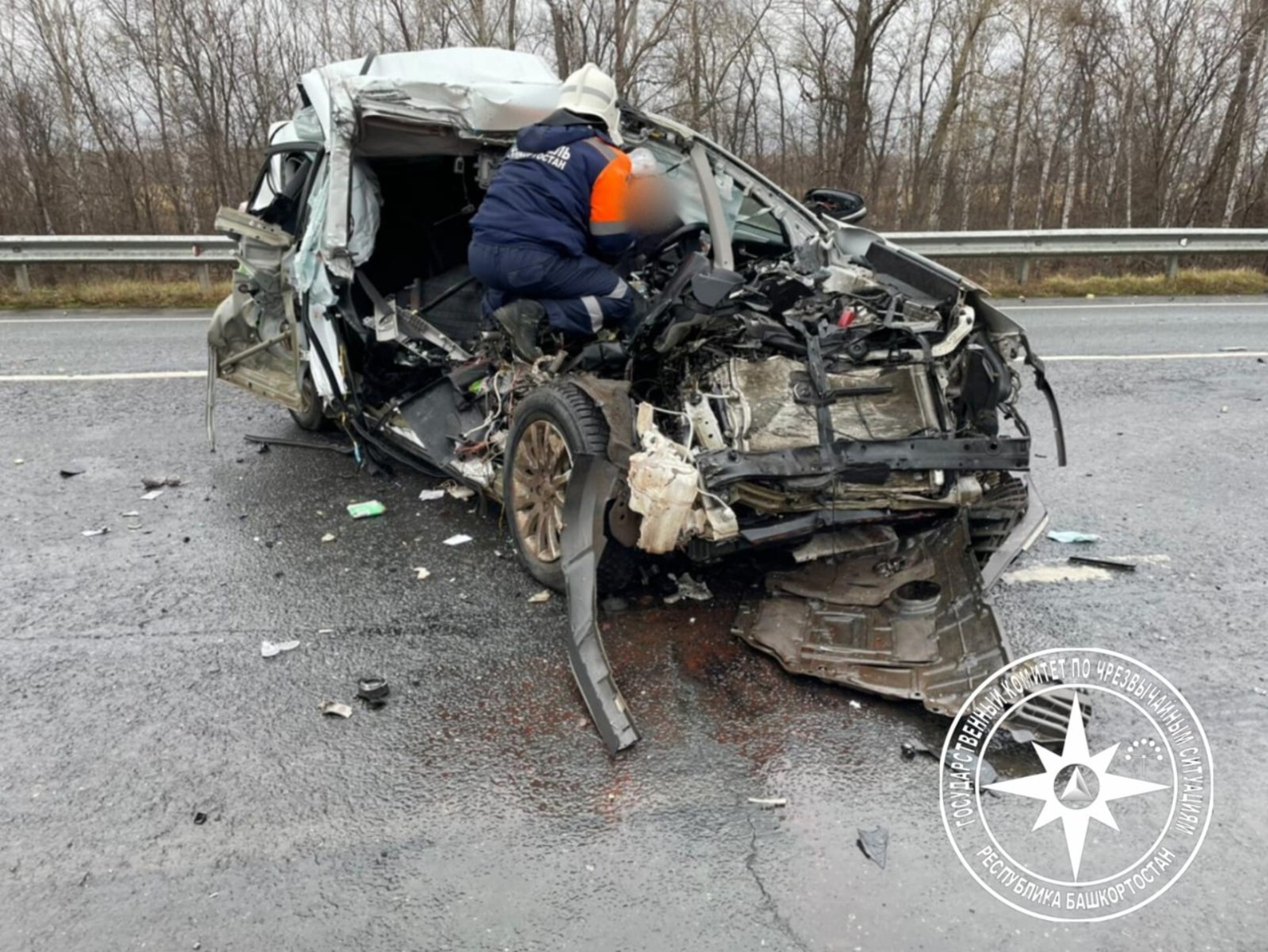 В Куюргазинском районе Башкирии бензовоз лоб в лоб столкнулся с иномаркой