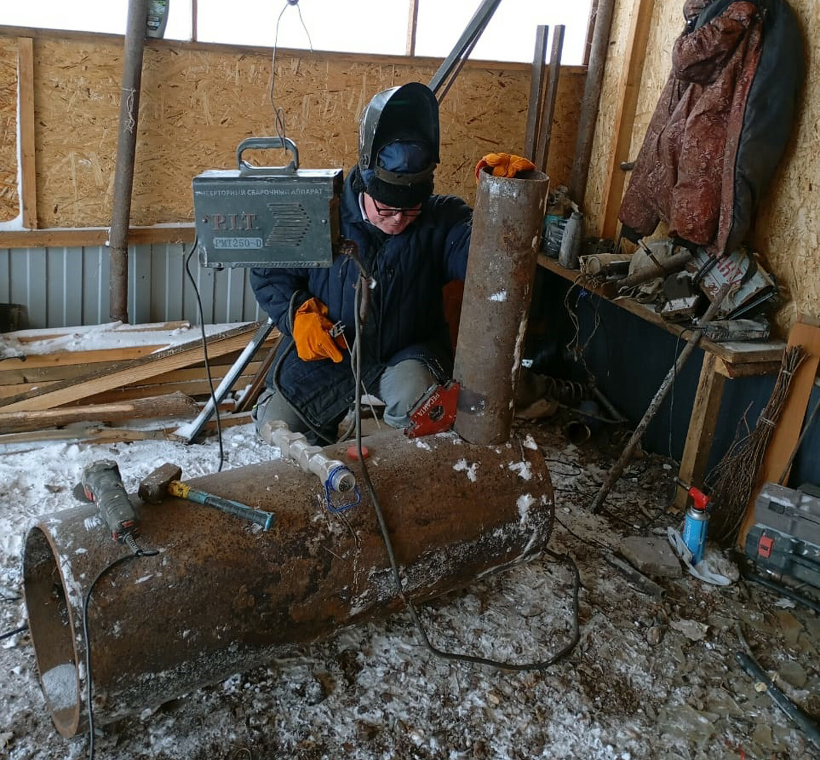 В умелых руках Рафика Каримова из куска железа на глазах рождаются нужные в быту вещи.