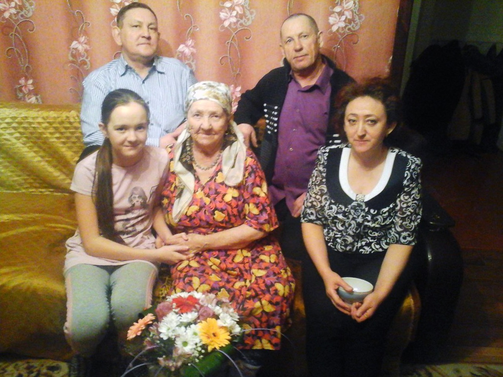 Разия Гизелхаковна с внучкой, сыновьями и снохой.