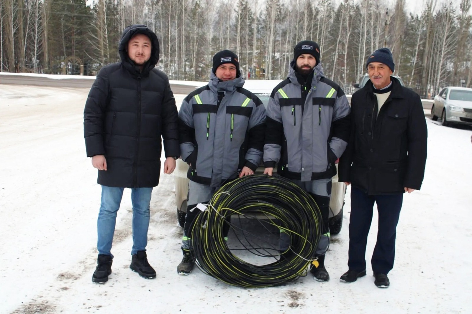 Триста метров силового кабеля от Замира Псянчина решили проблему освещения целой деревни.