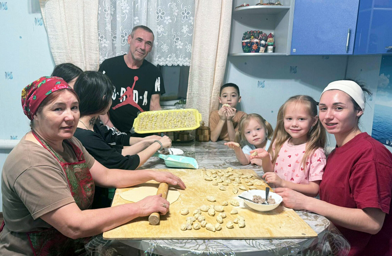 В семье Ивановых поддерживают традицию совместной лепки пельменей, когда за работой собираются и стар и млад. Льются разговоры, звучит смех, а подносы незаметно один за другим заполняются пельменями.