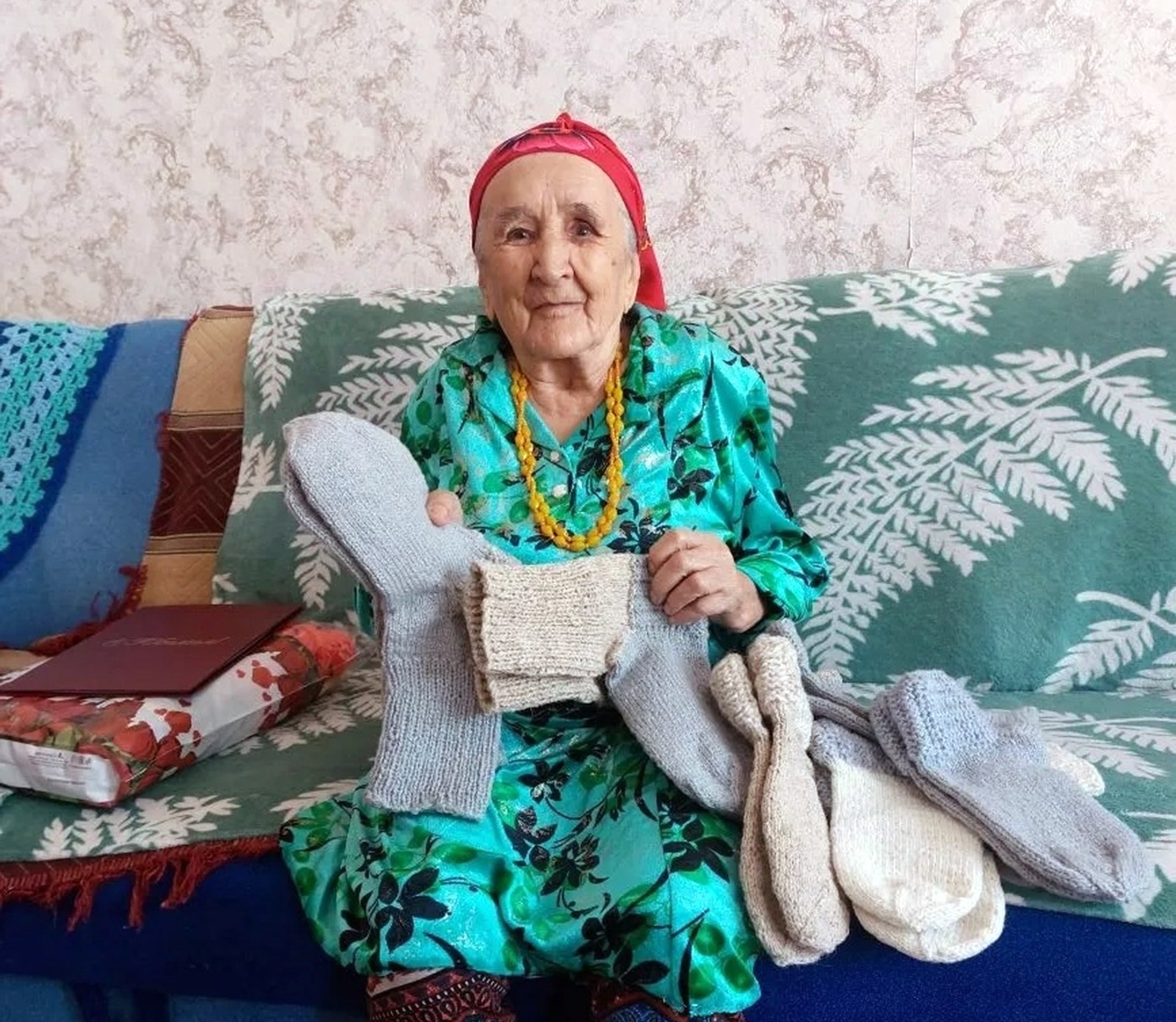 Кажется, носки - это такая мелкая вещь, что и не стоит о них говорить. Но так дело обстоит в нашей мирной жизни. На фронте, в холодном окопе шерстяные носки согревают ноги бойца, уберегают от болезней. Поэтому невозможно переоценить труд этой сельской женщины, отдающей частицы своего тепла и доброты нашим защитникам.