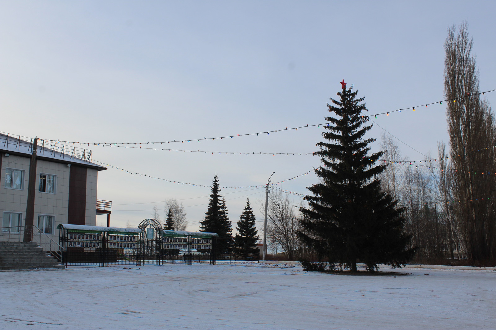 В населённых пунктах Куюргазинского района активно готовятся к Новому году