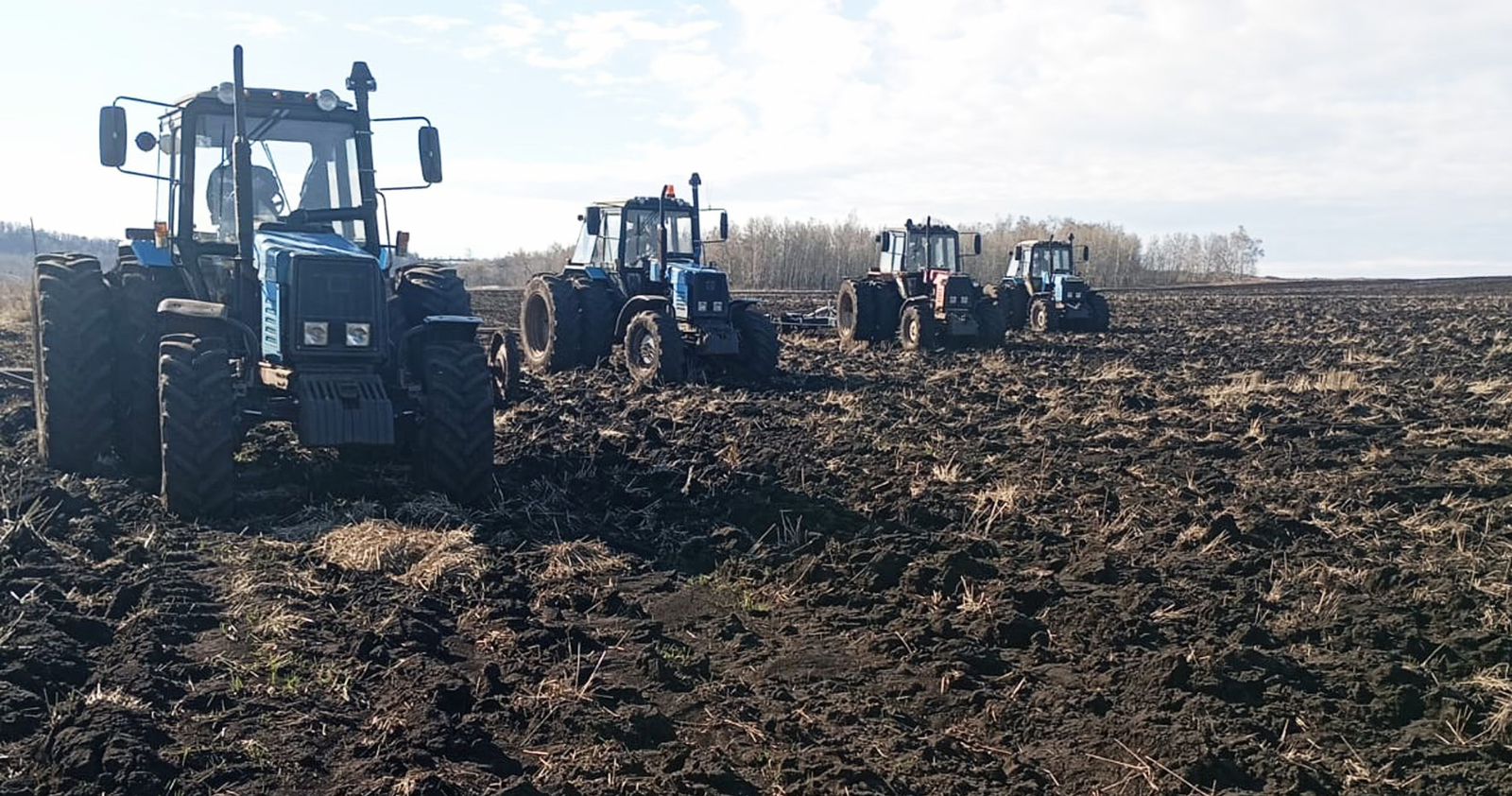 СПК «Ватан»  Работники СПК «Ватан» в Холодном Ключе готовят почву под будущие посевы.
