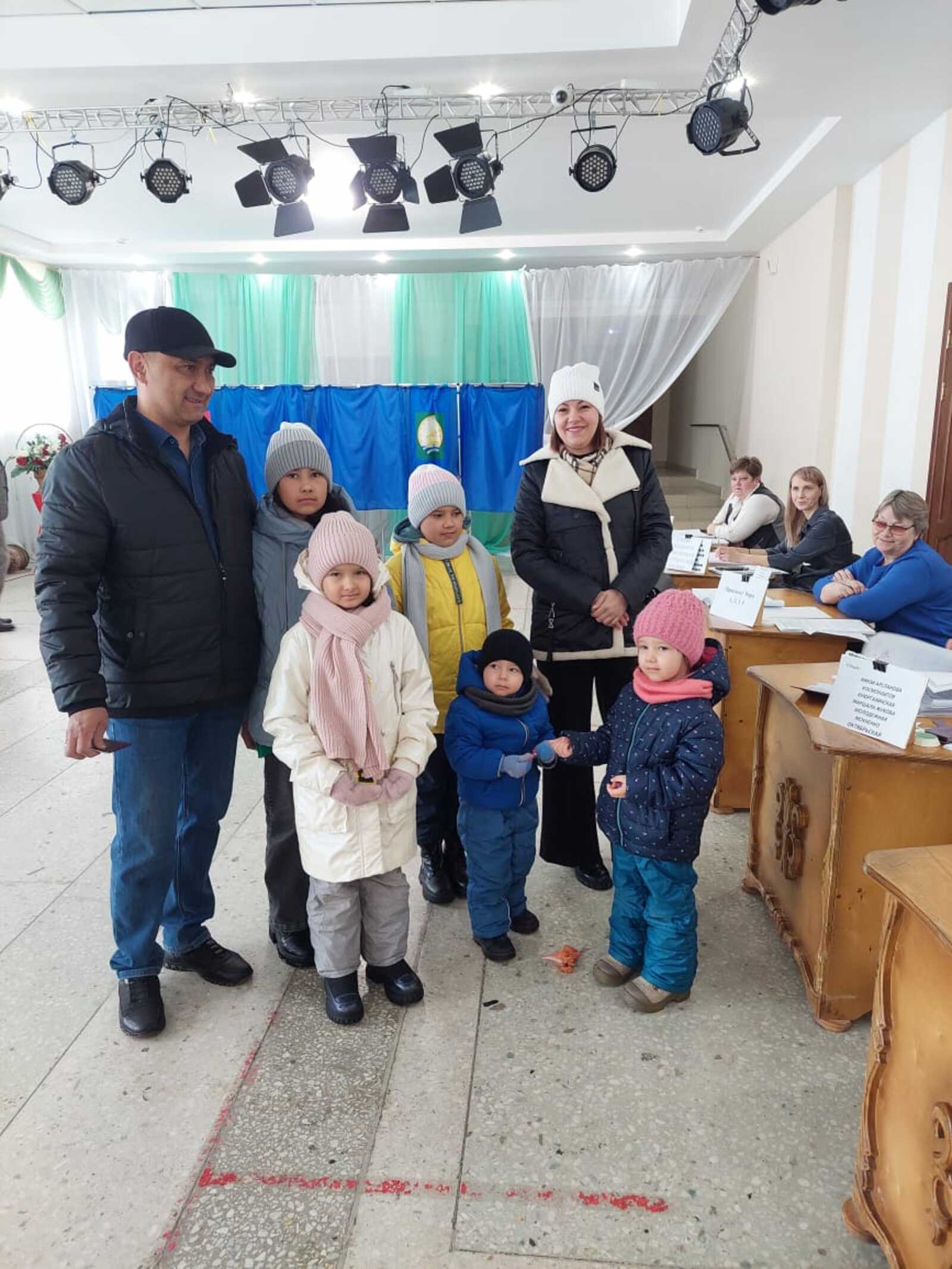 Куюргазинцы приходят на выборы семьями