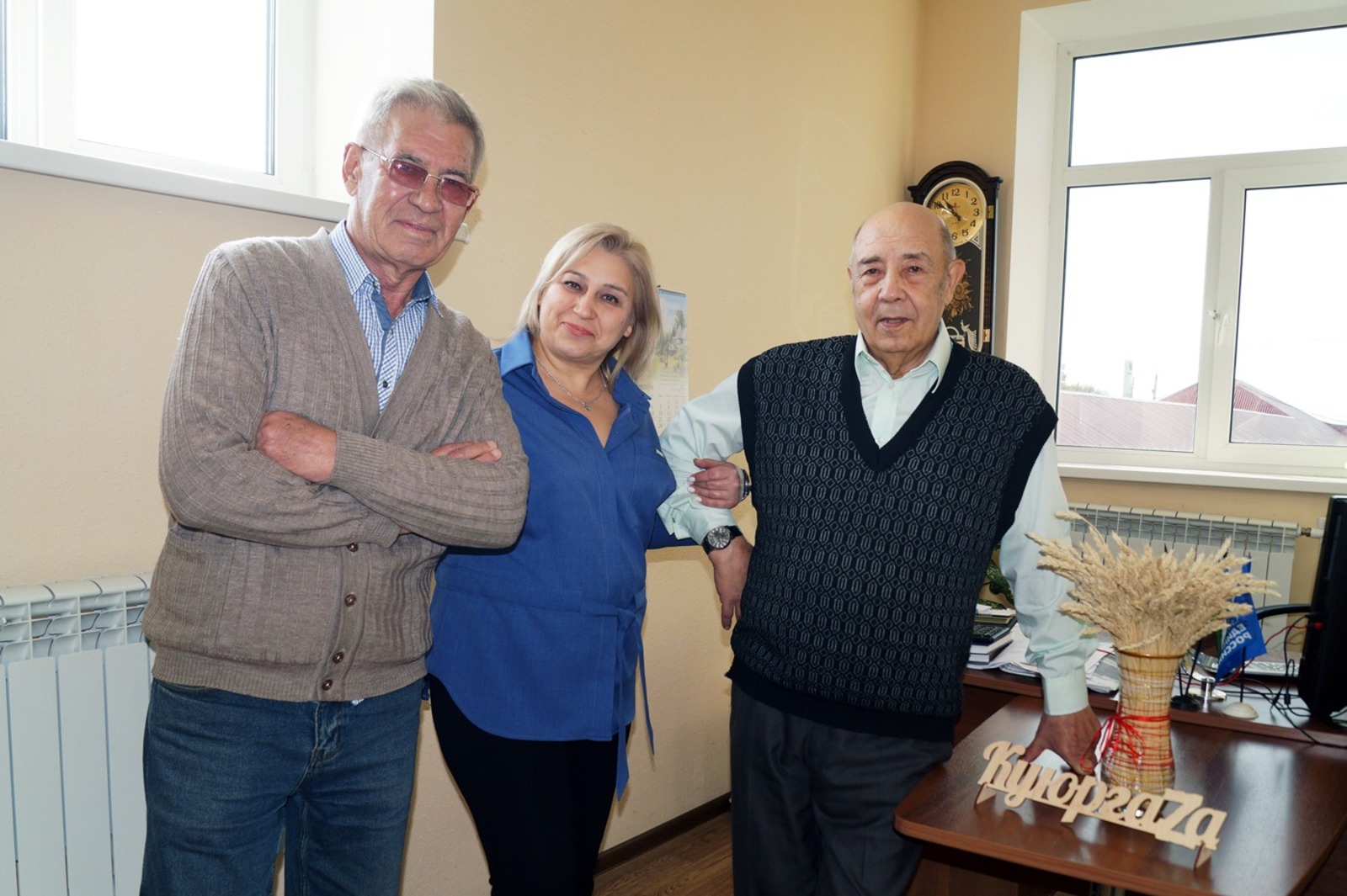 Что объединяет Геннадия Басова, Светлану Беглову и Эдуарда Тагирова? Конечно, газета «Куюргаза». Говорят, газета живет один день. Но в сердцах главных редакторов она живет вечно.  Эдуард Юсупович (справа) первым возглавил возрожденную в 1997 году «Куюргазу». После него двенадцать лет районной газетой руководил Геннадий Никитович, который вырастил себе смену в лице Светланы Алексеевны.  Примечательно, что все три главных редактора имеют звание заслуженного работника печати и средств массовой информации Республики Башкортостан. Согласитесь, для небольшой районной газеты это как показатель доверия читателей и высокая оценка со стороны руководства.