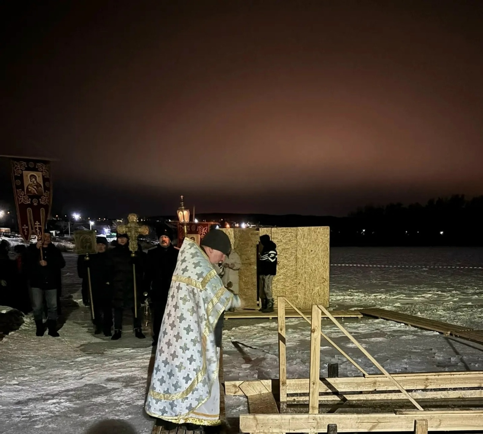 Крещенская ночь в Ермолаево: верующие окунулись в холодную воду ради здоровья