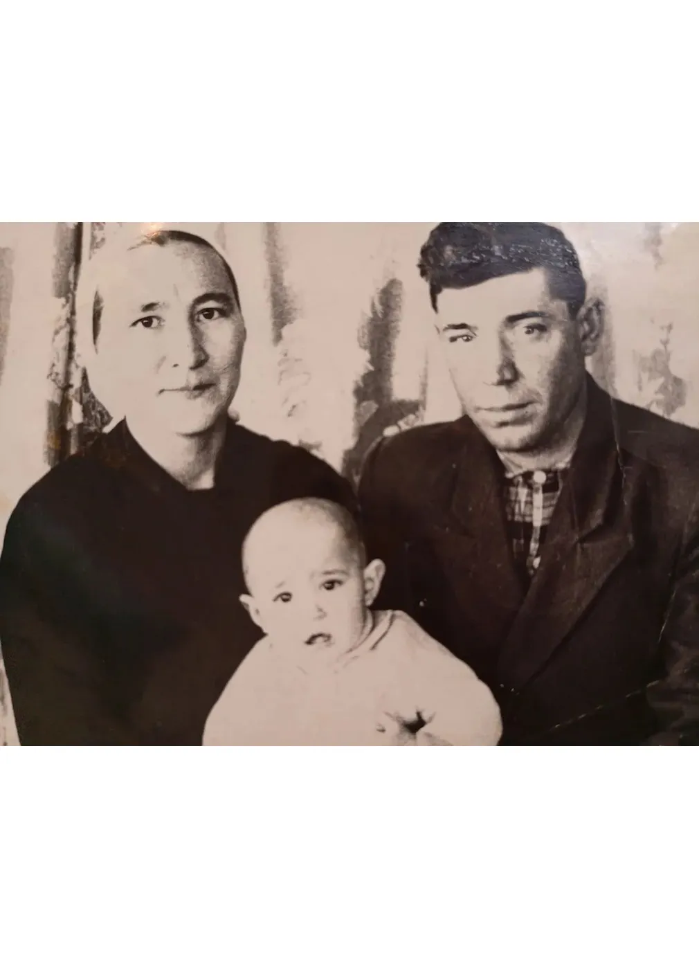 Балхия Ишбулдиевна с мужем и младшей дочерью Гульфией.