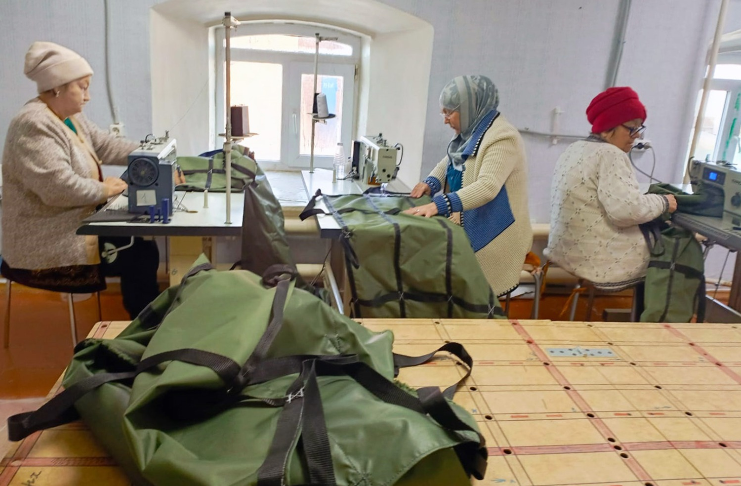 Фариды Мамбетовой  Маленький швейный цех при мечети «Сулеймания» сделал много добрых дел во благо бойцов. Неустанно трудятся всю неделю пять неутомимых швей, в том числе и Гульявгар Аскатовна Табулдина.