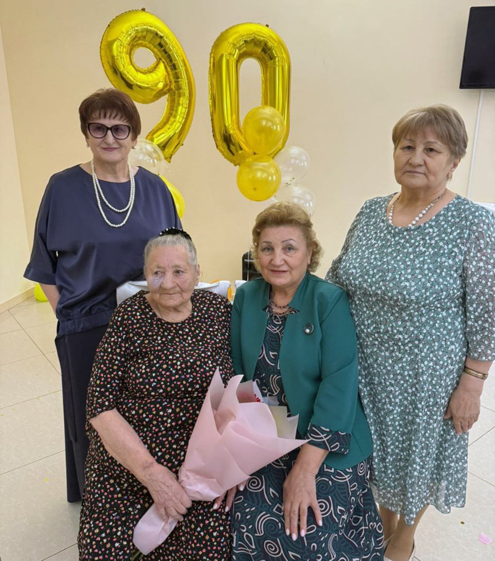 Заботливая мама воспитала заботливых дочек, передав им сердечную доброту по наследству.