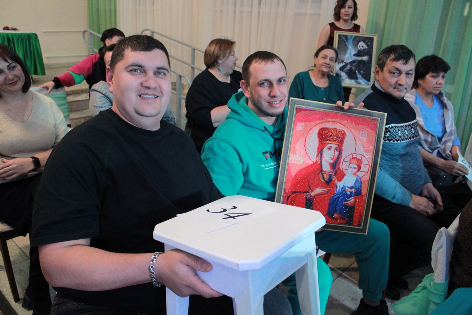 Игоря Хлопотова  В качестве лотов на аукционе были представлены картины, куклы, деревянные изделия наших сельчан. Всё было изготовлено с душой и любовью, потому и продано легко и быстро.