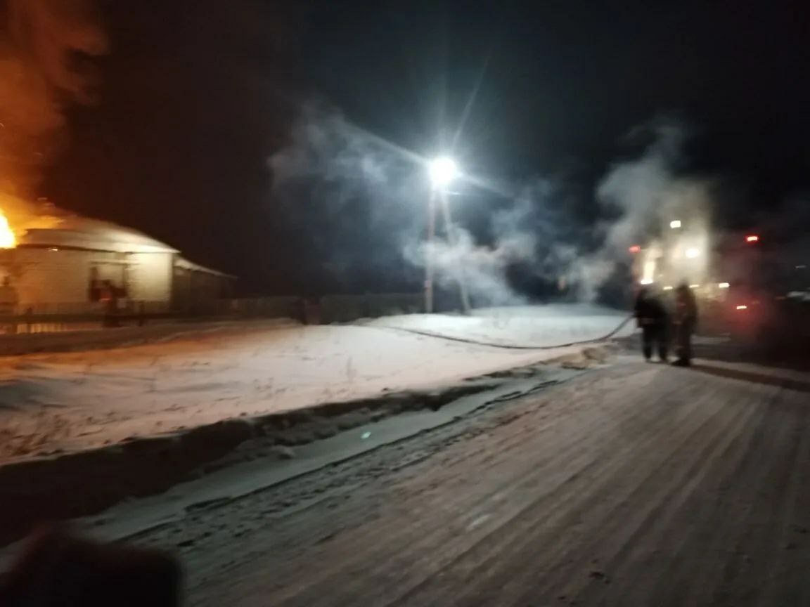 В Башкирии в деревне Аксарово сегодня ночью горел кирпичный 4-квартирный дом
