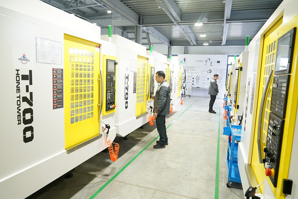 Радий Хабиров и Денис Мантуров посетили инновационные промпредприятия Башкирии