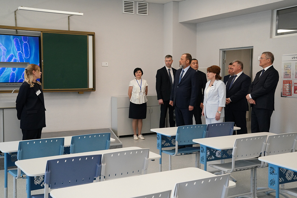 Радий Хабиров и Игорь Комаров  побывали  в  Центре образования N164  Уфы