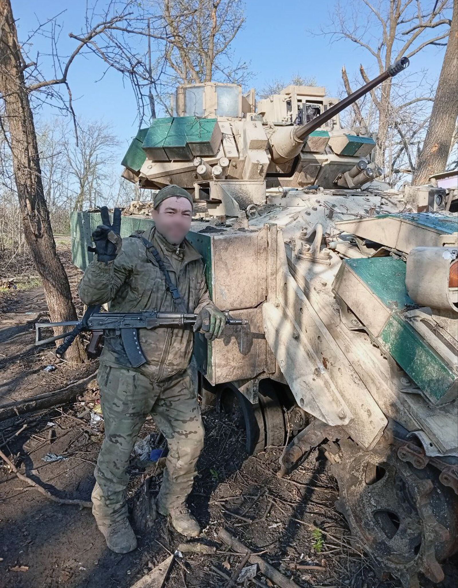 Играет особую музыку боец Гитарист, а жителям Куюргазинского района желает мира