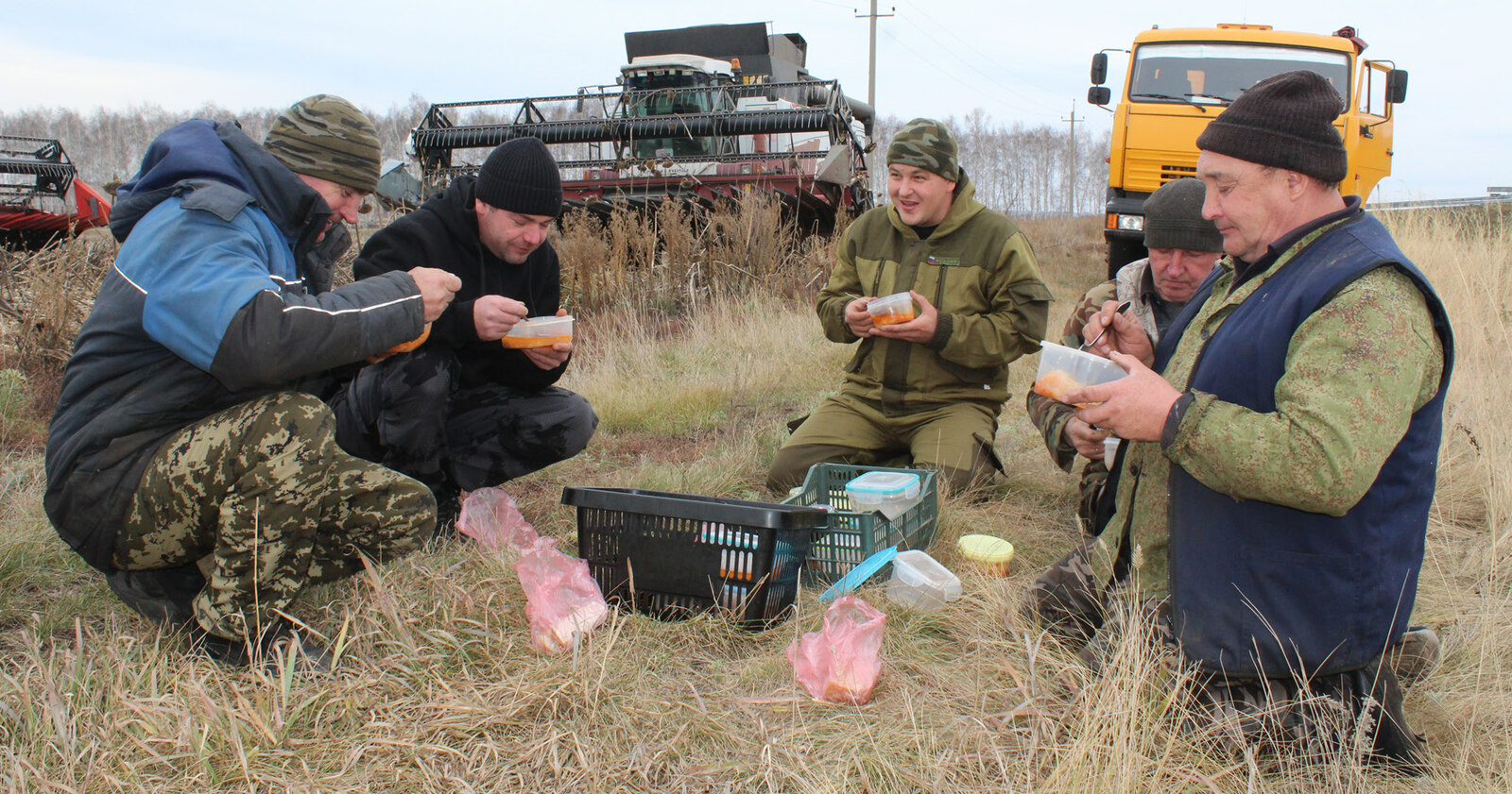 Игоря Хлопотова  Без горячего питания труженикам полей никак не обойтись. Полный обед из трёх блюд доставляется прямо к месту работы. Сегодня в меню борщ мясной, каша с котле- той и обязательно компот. Подкрепятся комбайнёры и вновь за работу.