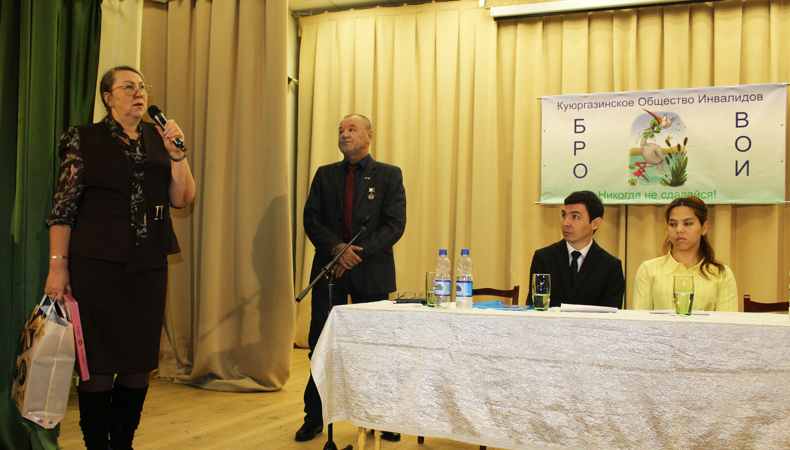 Игоря Хлопотова  На мероприятие гости пришли не с пустыми руками. От службы семьи и Совета женщин района Наталья Савенкова подарила электрический чайник и сладкий набор.