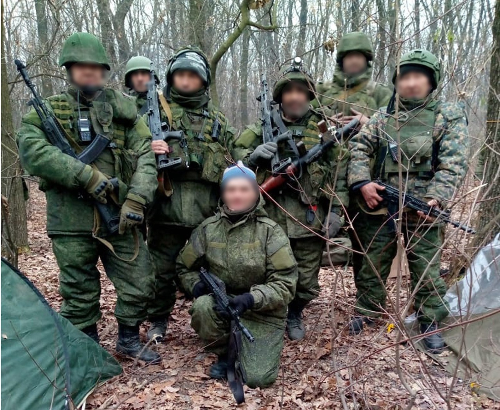 Куюргазинец Малой (крайний справа) с воинами из своего подразделения после возвращения с боевого задания.