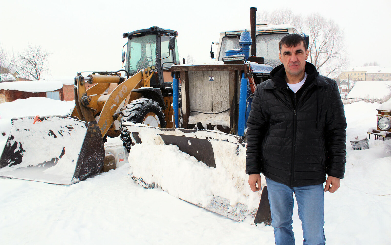 Игоря Хлопотова  Один из тех, кто освобождает улицы родного Ермолаево от снежного плена, Денис Белезнов. Его техника всегда готова к работе: на «китайце» YTO Денис чистит снег, а на харьковском тракторе Т-150 расширяет дорогу.