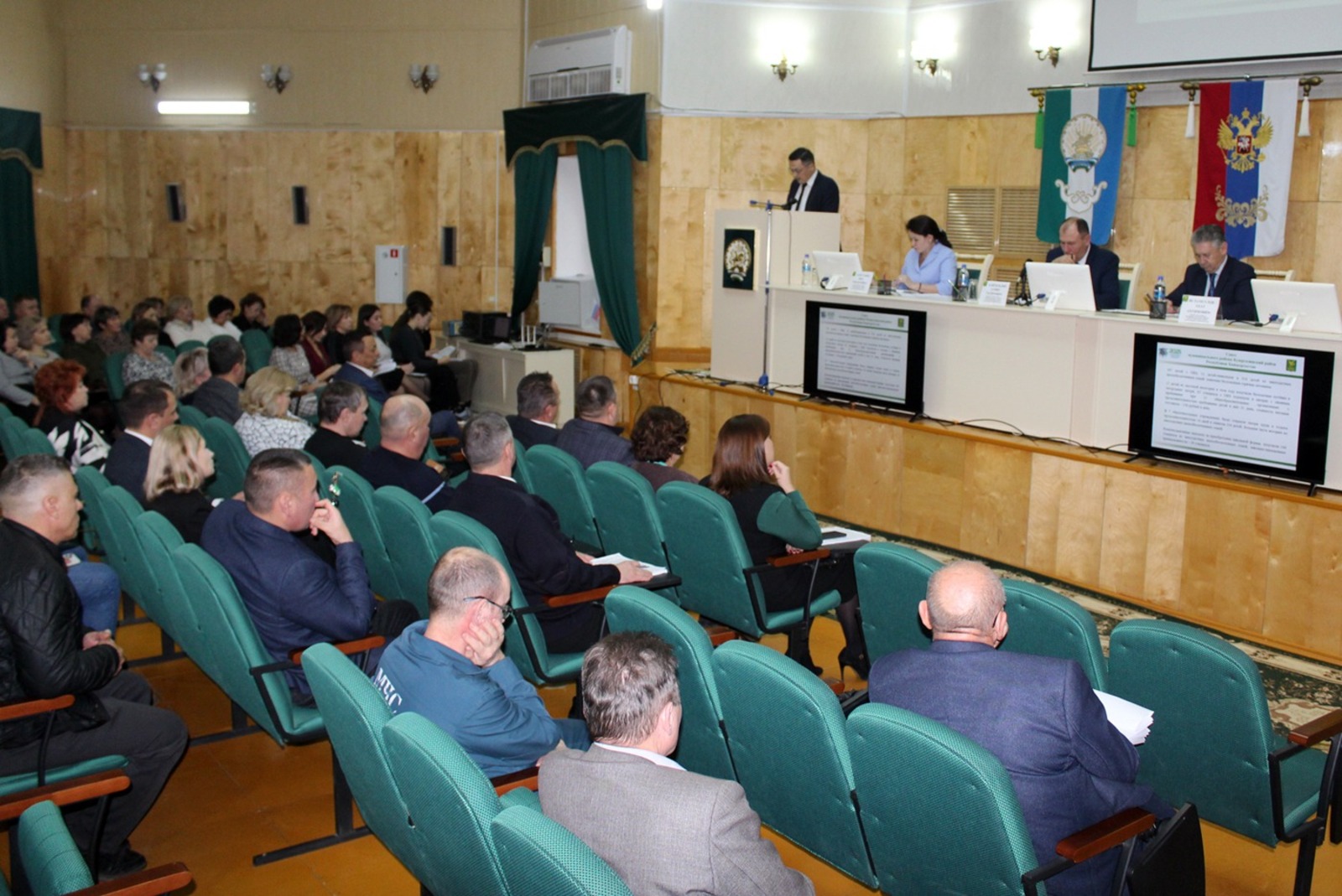 Игорь Хлопотов  Момент заседания.