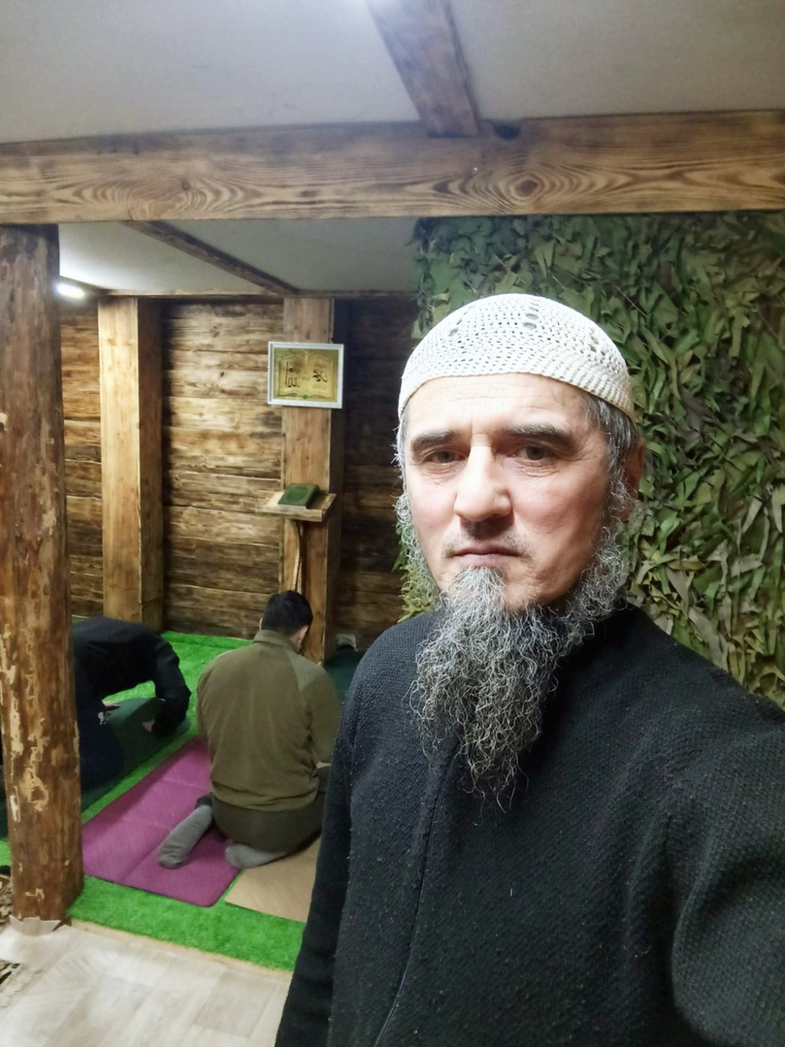 из архива Фаниса Алимбаева  Фанис Алимбаев не раз доставлял в зону спецоперации гуманитарный груз, в том числе готовые каркасные мечети. Теперь военнослужащие совершают намаз в уютных помещениях. Общая молитва способствует сплочению бойцов, укрепляет их боевой дух.