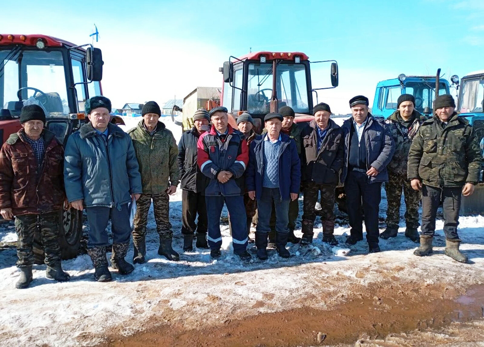 Мутагара Ибрагимова  У работников СПК «Искра» большой опыт и глубокие знания. А главное - они дружно трудятся, технику берегут и тщательно готовят её к каждой посевной. На снимке: механизаторы СПК Ильдус Ибрагимов, Айдар Ямансаров, Ильдар Ямансаров, Самат Чурин, Раиль Аскаров, Флюс Ямансаров, Ильдар Бусканов, Фидан Бусканов, Фанит Сальтяшев, Марсель Адигамов, главный инспектор Гостехнадзора Николай Булгаков и главный инженер Куюргазинского ИКЦ Мутагар Ибрагимов.