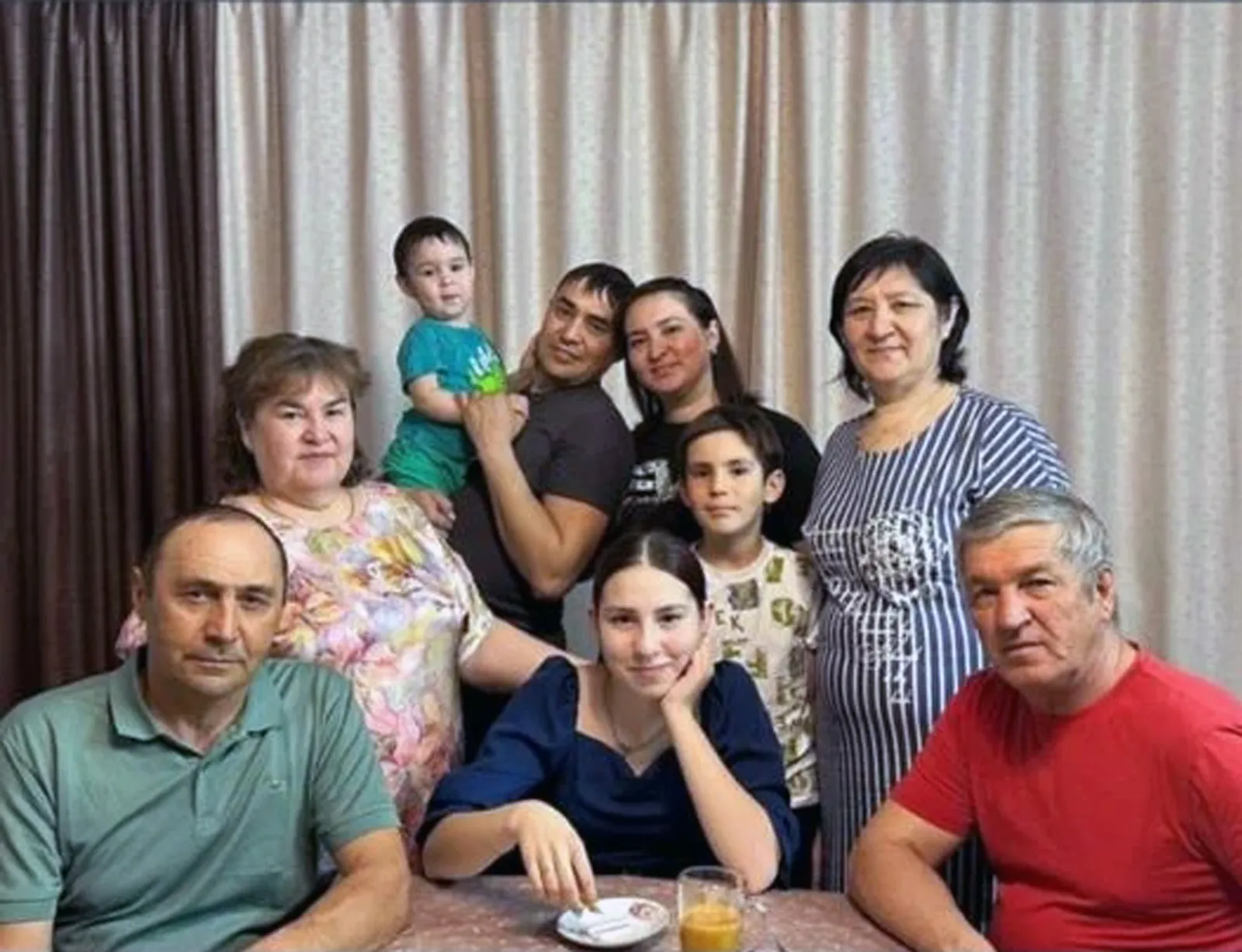 Рядом с семьей Рустама и Лилии - родители, бабушки и дедушки их детей.