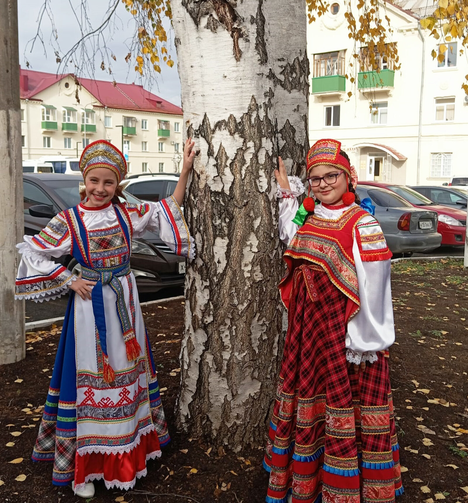 из архива Татьяны Никитиной  Вероника Никитина и София Барбарян черпают вдохновение у родных берез.