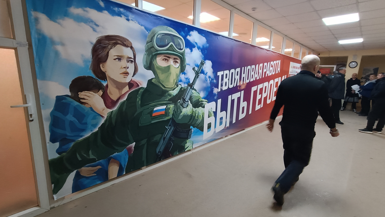 По словам главы государства, вражеские силы ведут отвод войск вдоль всего фронта