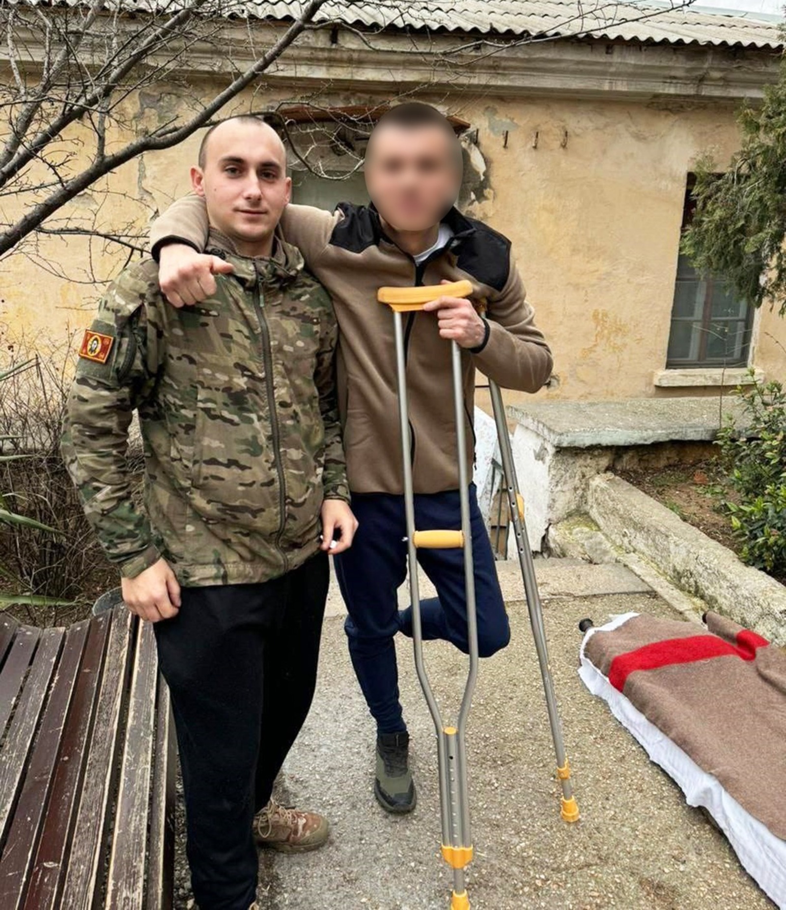 из архива Владислава Константинова  Свою армейскую службу Лексус несёт в госпитале, его поддержка и помощь помогают раненым бойцам СВО.