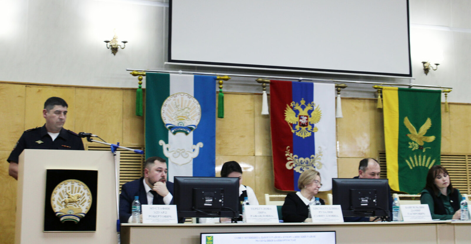 Игоря Хлопотова  Азат Мангутов доложил об итогах оперативно-служебной деятельности отдела за прошлый год.