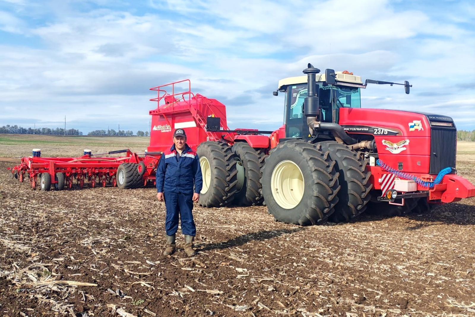 Дамира Хайбуллина  Ударно трудится в поле на закрытии влаги Фарит Адигамов, на его опыт и знания всегда можно положиться.