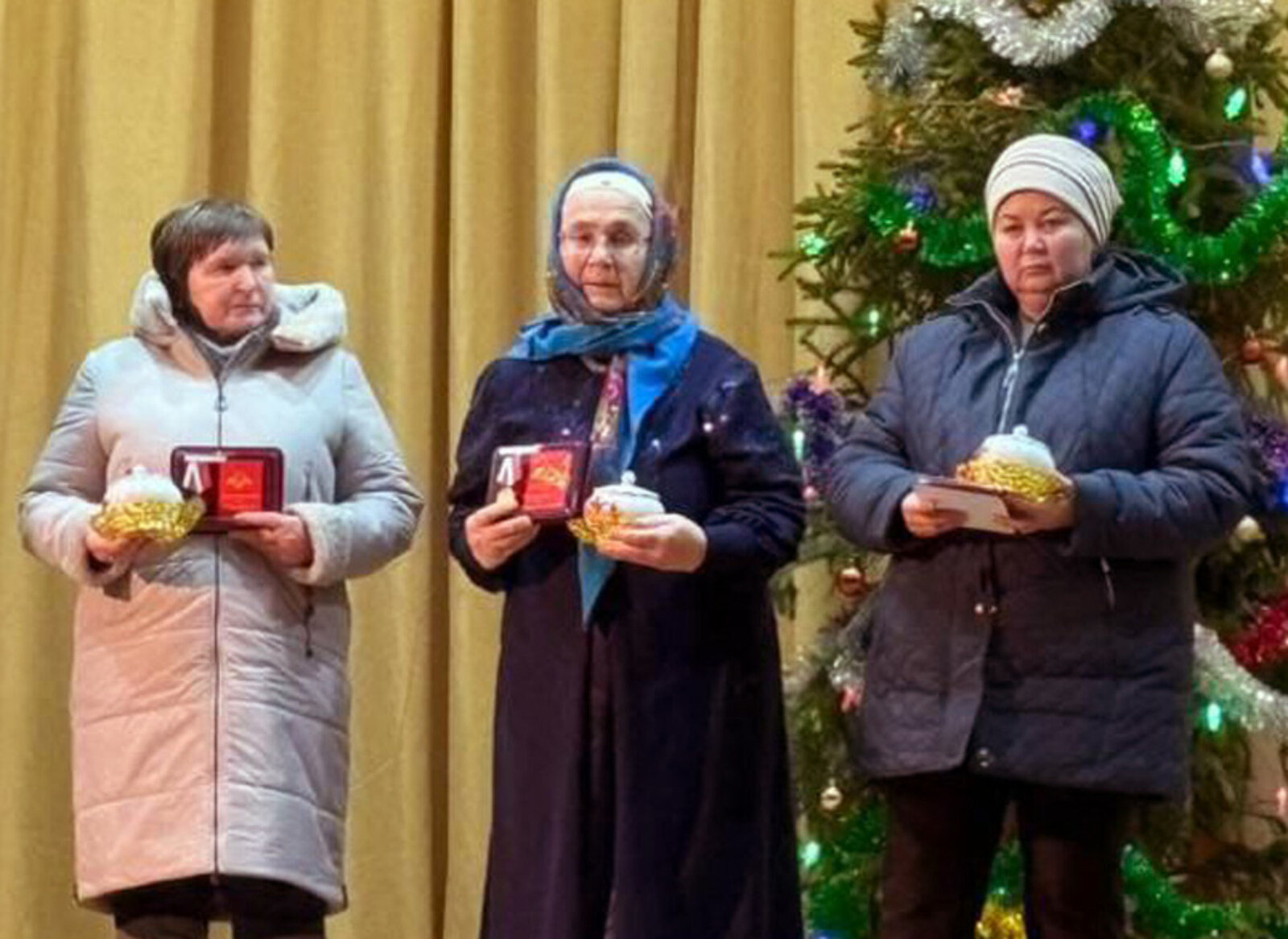 Альбины Кильметовой  Медали для матерей направлены из войсковых частей. На лицевой стороне изображена знаменитая скульптура «Родина-мать зовёт». На обратной стороне выгравирована фраза: «Маме Защитника Отечества». Эти матери достойны того, чтобы память о подвиге сына была вечной.