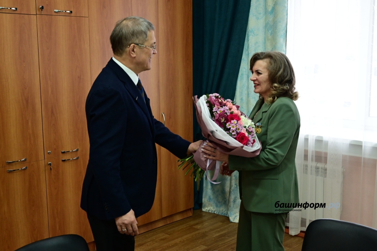 Глава Башкирии в одном из районов республики увиделся с мамой погибшего бойца