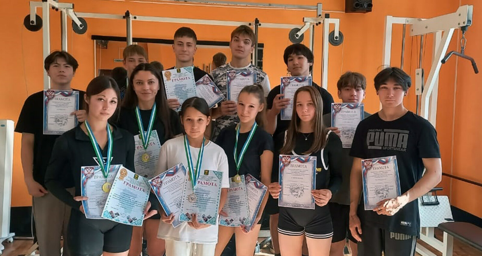 Укрепить свою силу хотят не только парни, но и девчата.