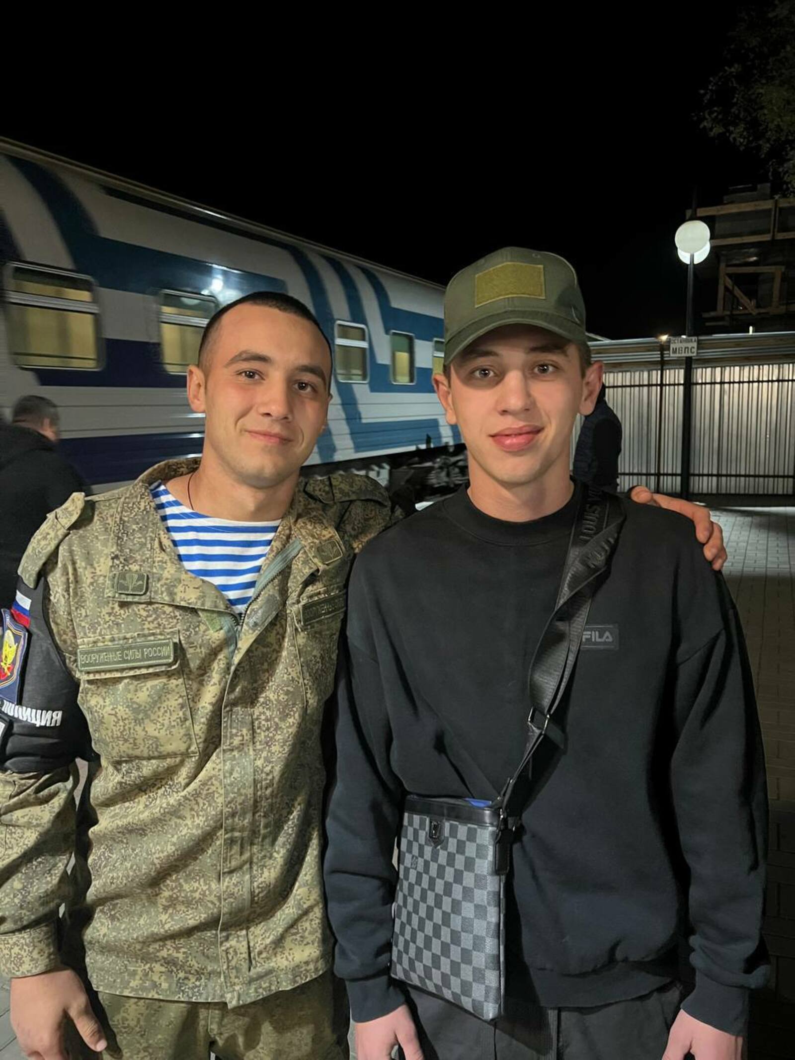 Артём Орец (слева) осенью провожал демобилизованного товарища из военной полиции.