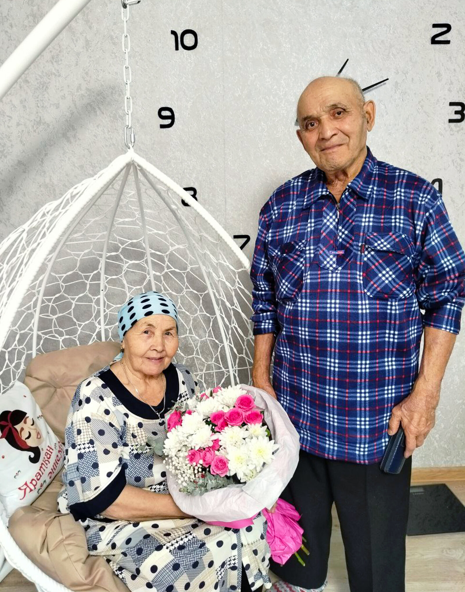 Руфии Суюновой  Улыбки на лицах супругов говорят о том, что их семейный союз держится на любви и понимании.