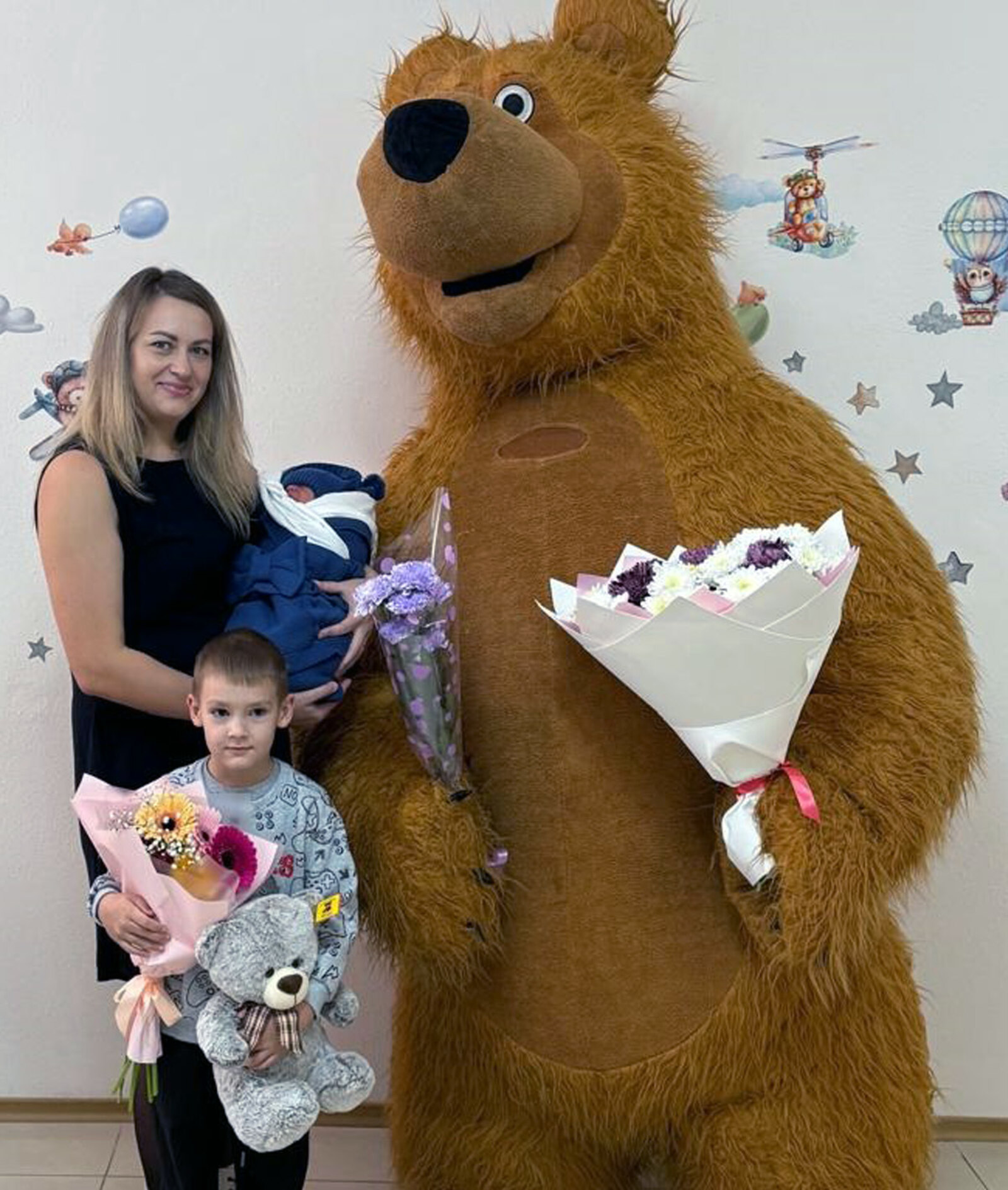 Арсения с мамой встречали брат, бабушки и Михайло Потапович!