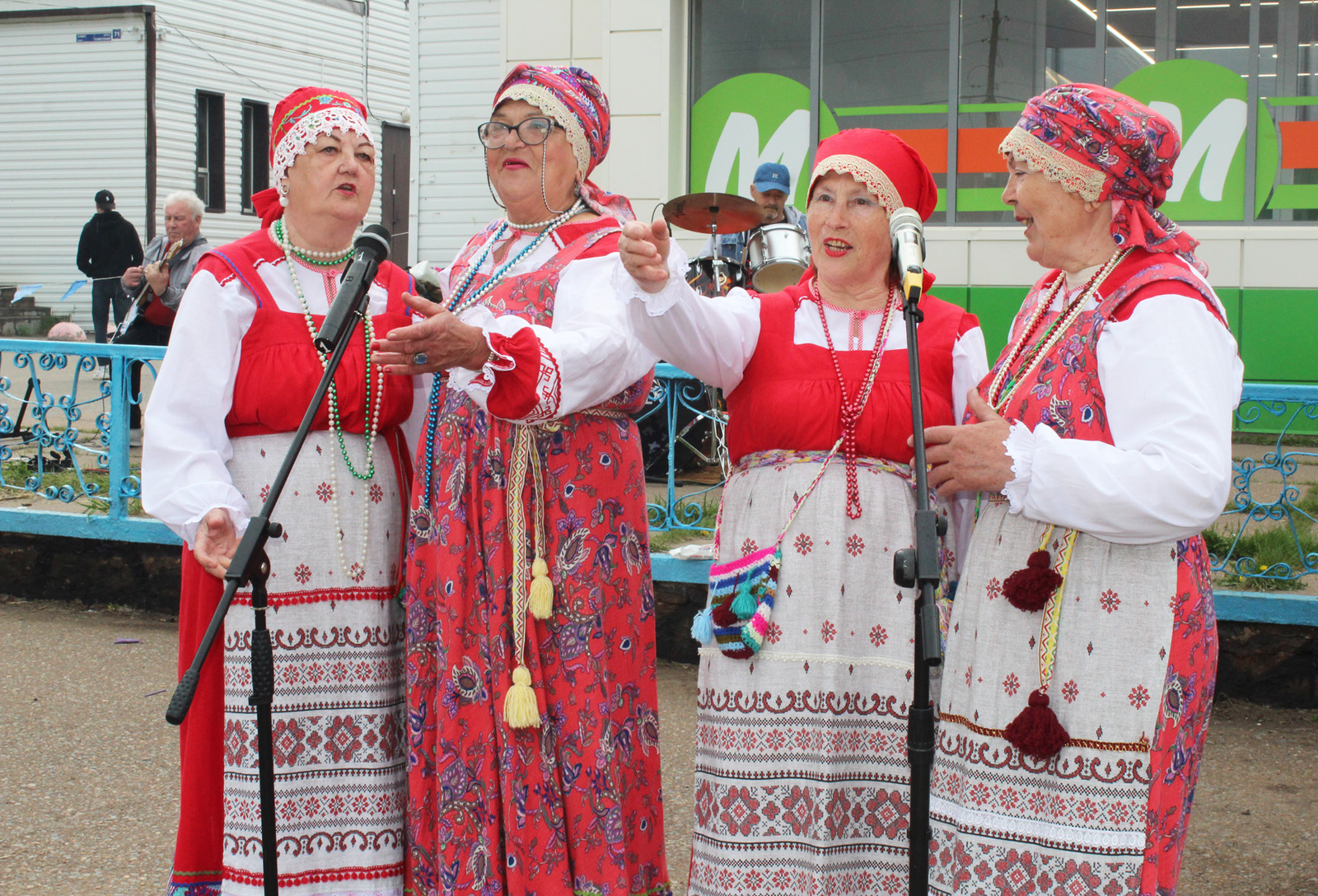 Представители старшего поколения Куюргазинского района по прежнему активны и полны сил. Пример тому вокалистки фольклорного ансамбля русской песни «Вольница», которые не мыслят жизни без сцены.