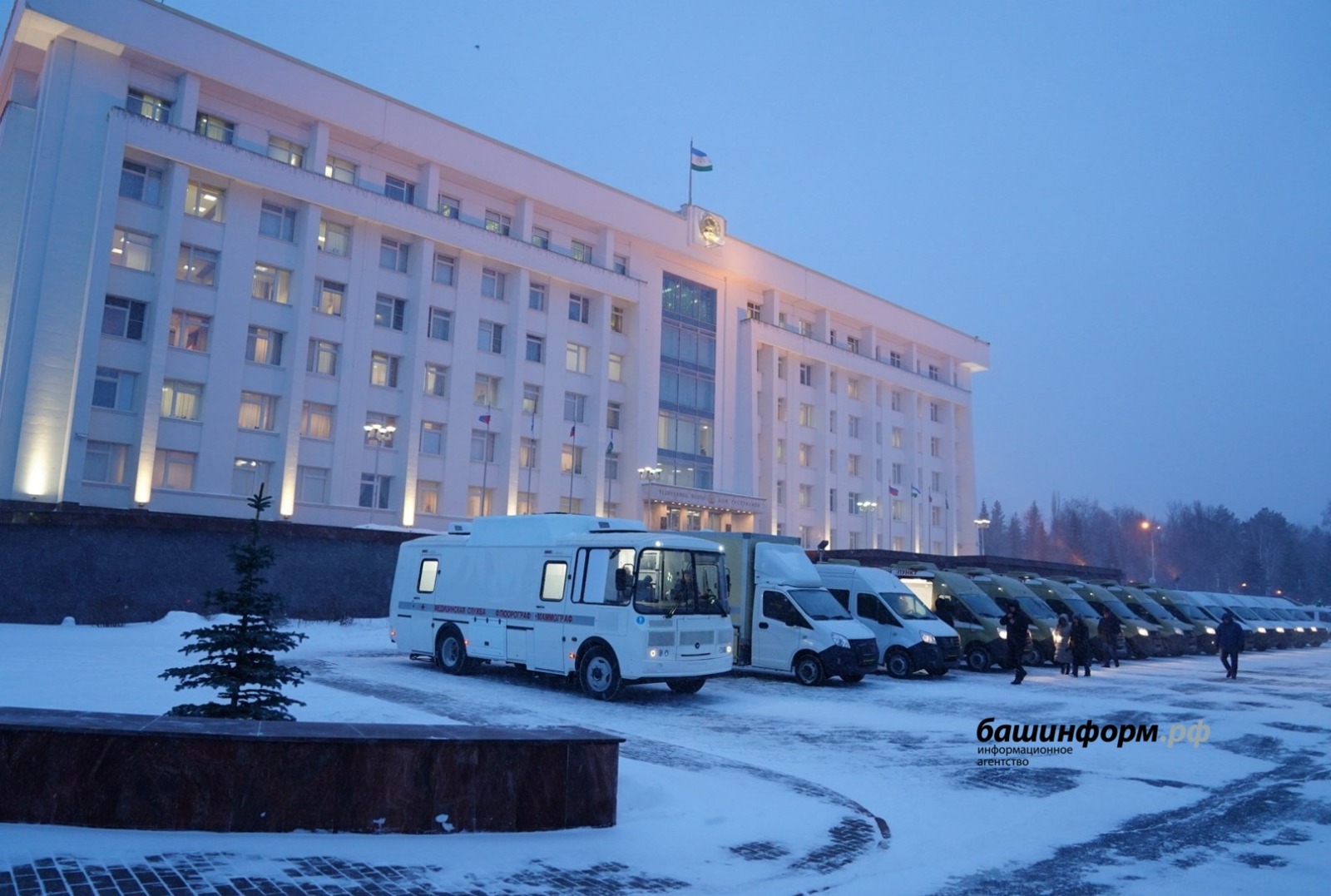 В районы Башкирии переданы 14 новых передвижных медицинских комплексов